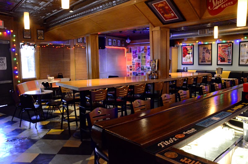 Tip Top Deluxe Bar & Grill photo 4