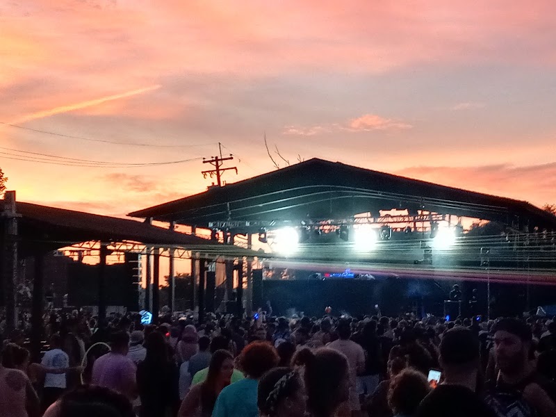 Riverfront Live photo 1